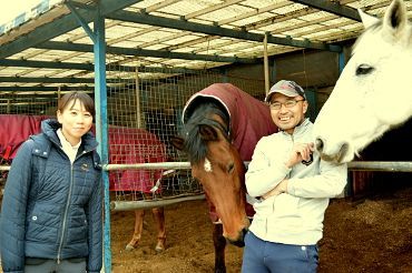 夫の龍馬さん(右)とともに