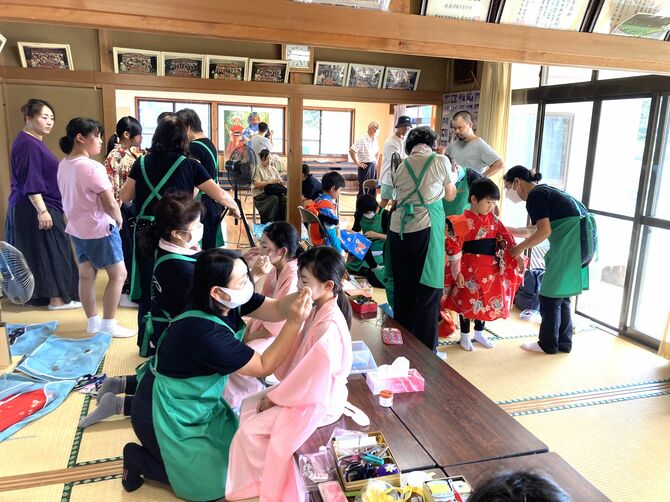 地区の皆さんで、役者への着付けや化粧をしていきます