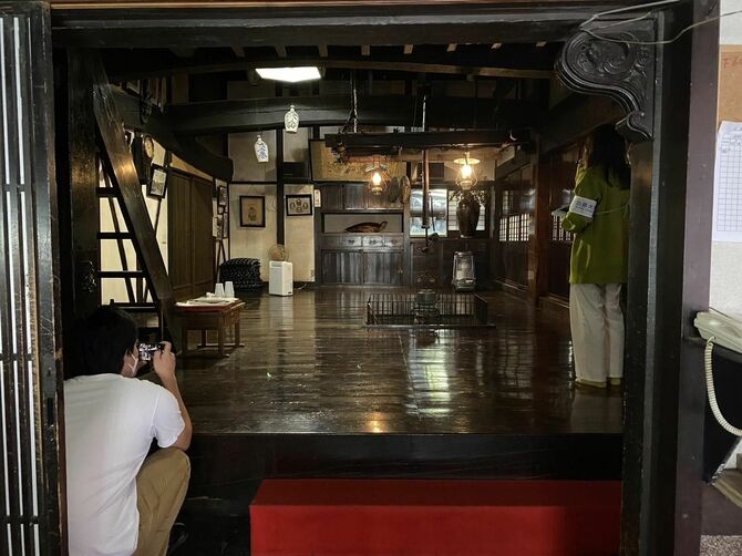 旅館の隣に付けた古民家の囲炉裏