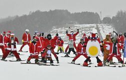 【夕刊】サンタ60人、ゲレンデに大集合