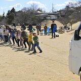 青空の下、昔ながらの遊び多世代で　那須烏山でイベント　親子ら150人が交流