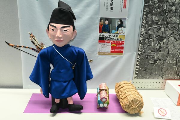 人形劇で使う手作りの秀郷人形と小道具
