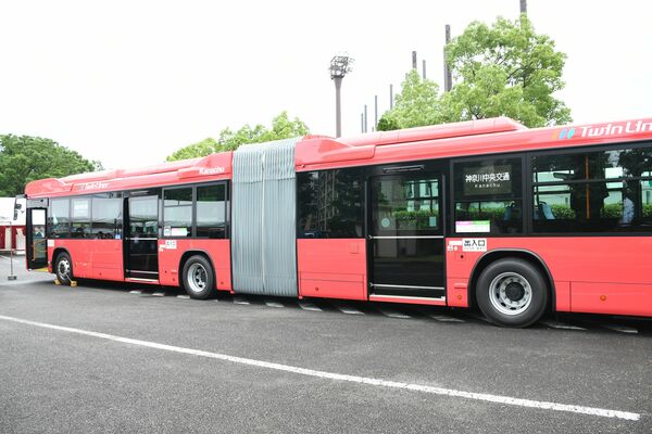 ７月に運行を開始した神奈川中央交通の連節バス「ツインライナー」＝横浜市戸塚区