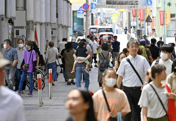「ほうぷけん」のあるオリオン通りには休日、多くの子連れの姿があった。子どもの身近に地域の善意が集まる場所が一つでも多くあってほしい＝２３日午後、宇都宮市内