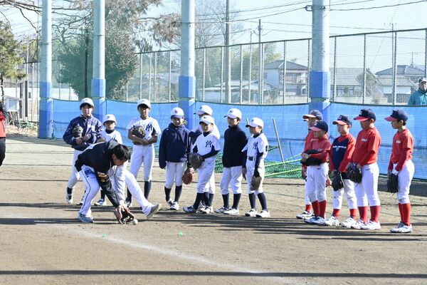 栃木ＧＢ選手の指導を受ける小学生ら