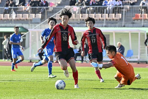 後半9分、矢板中央のFW古田(中央)がゴール前に攻め込む=ゼットエーオリプリスタジアム、広瀬華撮影