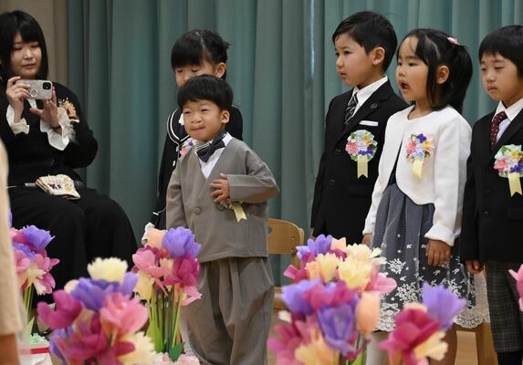 同級生たちが別れの言葉を述べる中、穏やかな表情を浮かべる蓮ちゃん（中央）＝25日午前、市貝町市塙
