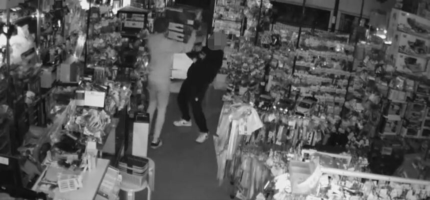 棚の上から商品を持ち出す男たち。店の防犯カメラ映像に様子が映っていた＝26日未明、宇都宮市鷺の谷町（店主提供、画像は一部加工しています）