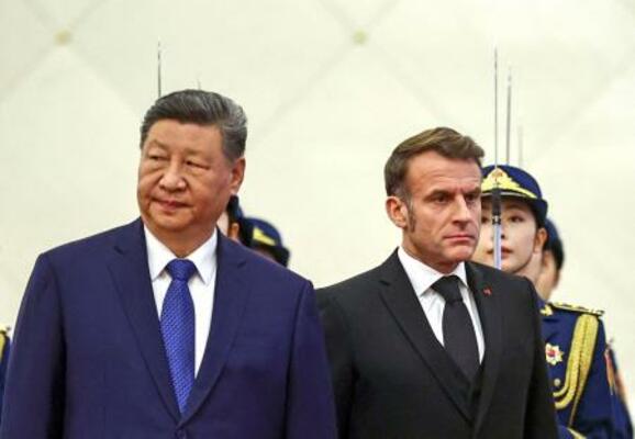 歓迎式典に臨む中国の習近平国家主席(左)と訪中したフランスのマクロン大統領=4日、北京の人民大会堂(ロイター=共同)