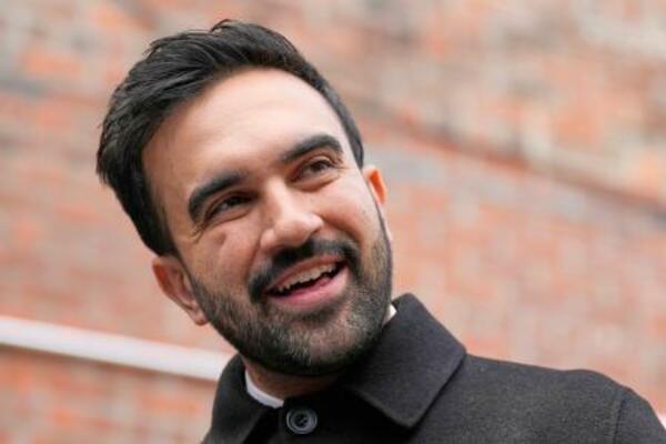 17日、米ニューヨークで記者団に話すマムダニ次期市長(AP=共同)