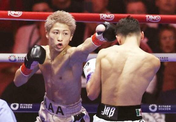 　アラン・ピカソ（右）と対戦する井上尚弥＝リヤド（ロイター＝共同）