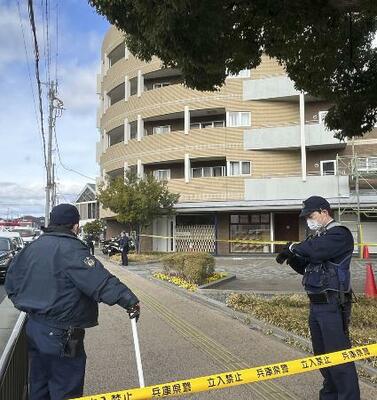 　男性が倒れているのが見つかった兵庫県姫路市のマンション周辺を警戒する警察官＝２０日