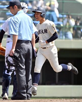 ６回、先制の３点本塁打を放ち生還する文星付の黒崎＝県営