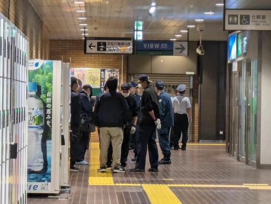 現場付近に集まる警察官ら＝11日午後７時45分、ＪＲ宇都宮駅