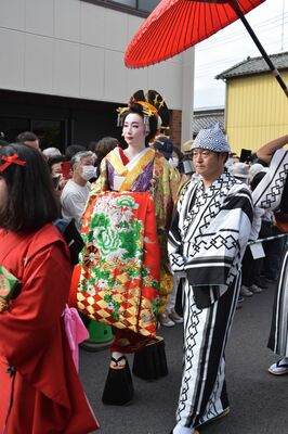 嘉右衛門町伝統的建造物群保存地区を練り歩く花魁などの出演者たち