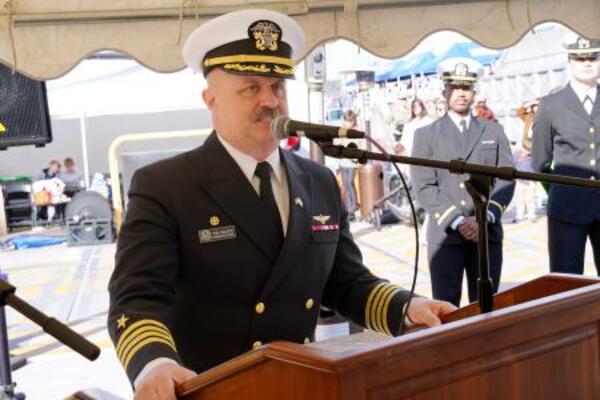 あいさつする米原子力空母ジョージ・ワシントン艦長のティモシー・ウェイツ大佐=11日午前、神奈川県横須賀市