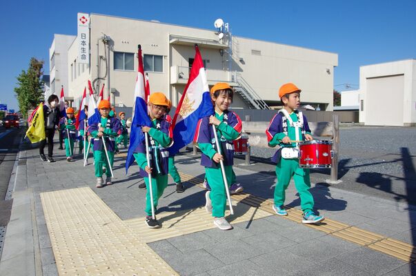火の用心を呼びかけながら歩く園児たち