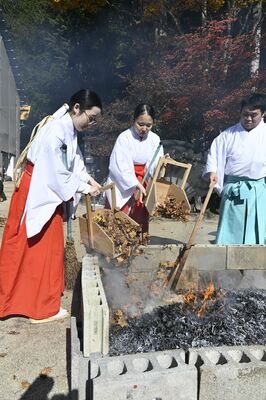 冬の到来を告げる恒例の落ち葉たき