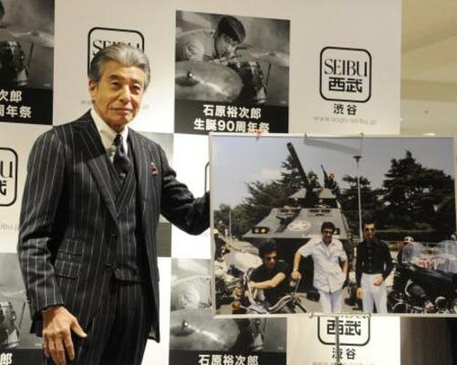 セレモニーに登場し、石原裕次郎と出会った頃の写真を紹介する舘ひろし=東京都内