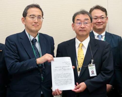 厚労省幹部(手前右)に緊急提言を提出する全がん連の天野慎介理事長=14日午前、国会
