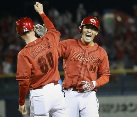 　９回、２点打を放ち喜ぶ広島代打の佐藤啓＝ハードオフ新潟
