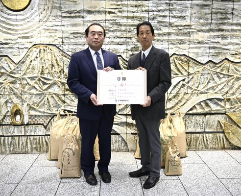 県フードバンク連絡協議会の君嶋会長（右）へ目録を手渡した栃木トヨタ自動車の新井社長＝11日午前、下野新聞社本社