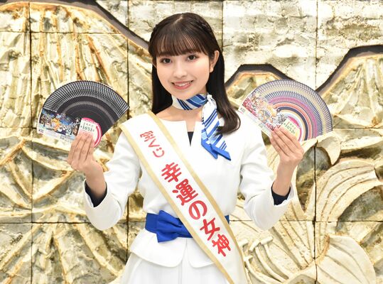 年末ジャンボ宝くじをＰＲする「幸運の女神」の木戸さん＝27日午前、下野新聞社