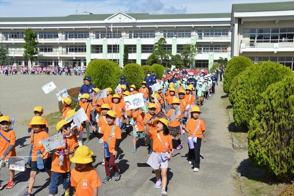パレードに出発する烏山小児童ら