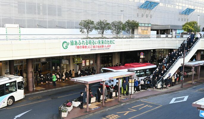 朝のラッシュ時、長い列でバスを待つ人々＝１０月２９日午前７時半、ＪＲ宇都宮駅西口