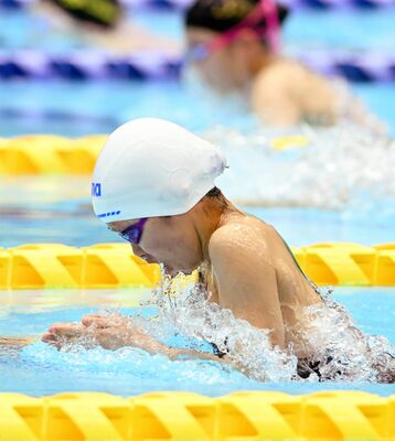 女子平泳ぎ５０メートル小学４、５年　３７秒５１で優勝した藤吉（ビッグツリー）＝日環アリーナ栃木屋内水泳場