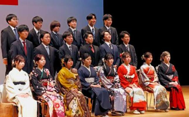 　岩手県陸前高田市で開かれた「二十歳のつどい」で記念撮影に納まる参列者＝１１日午前