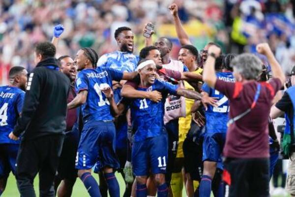 　サウジアラビア戦を引き分けで終え、喜ぶカボベルデの選手たち。初出場で決勝トーナメント進出を決めた＝ヒューストン（ＡＰ＝共同）