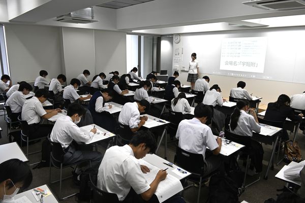 下野新聞模擬テストで実力を試す中学生たち＝29日午前、宇都宮短大付属高