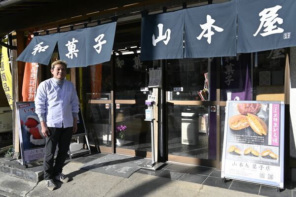 店舗前に立つ三瓶さん