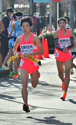 男子佐野日大の３区・山口聡（右）からたすきを受け取り、走り出す大島＝京都市内