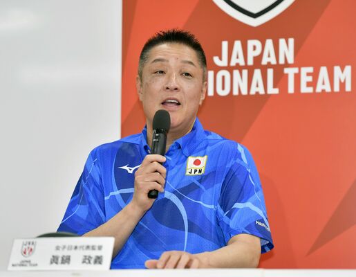 パリ五輪・バレーボール日本女子代表の内定選手を発表する真鍋監督＝東京都内