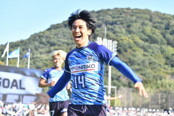 後半39分、栃木シティのＭＦ関野が勝ち越しゴールを決めてサポーターの近くへ駆け寄る＝シティフットボールステーション