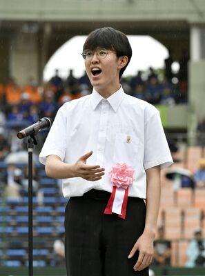 大会歌を独唱する宇都宮高の佐々木さん
