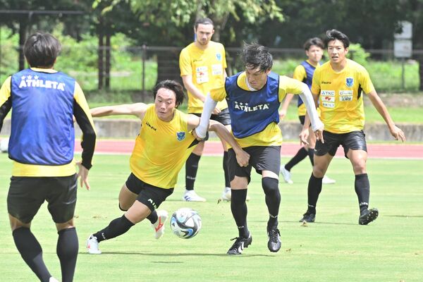 藤枝戦に向けた練習で汗を流す栃木ＳＣの選手＝さくらスタジアム