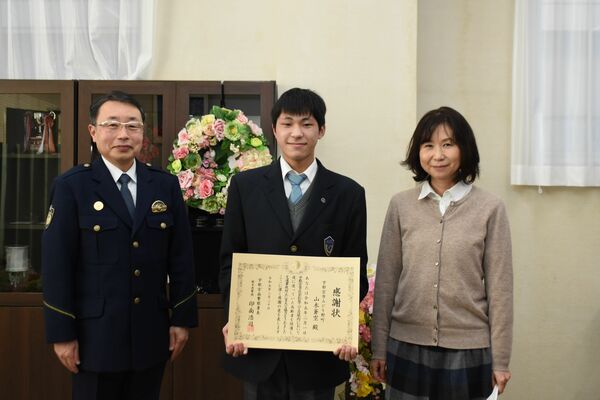 感謝状を受け取った山木さん（中央）
