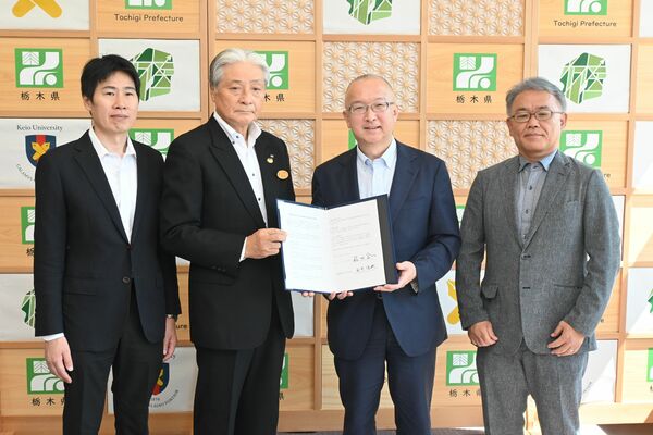 地域枠設置の協定を交わした福田知事（左から２人目）と金井部長（同３人目）ら＝25日午前、県庁