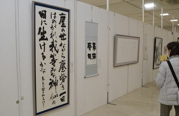 多彩な作品に見入る来場者＝24日午前、宇都宮市インターパーク６丁目