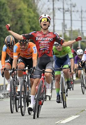 優勝を決め、両手の拳を握り雄叫びをあげるブリッツェンの岡＝清原工業団地特設コース、広瀬華撮影