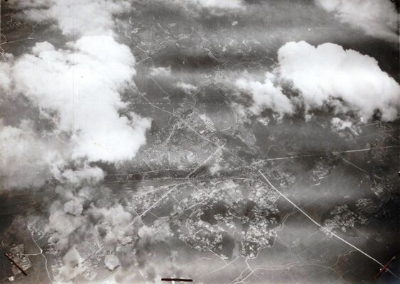 鳥栖市街地一帯が空襲を受けた時の写真＝米マクスウェル空軍基地歴史資料室所蔵（工藤洋三氏提供）