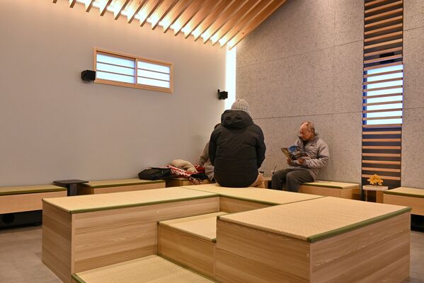 立体音響が楽しめる２階のイートインスペース