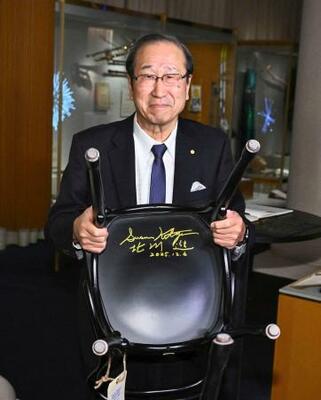 　ストックホルムのノーベル博物館を訪問し、椅子の裏に書いたサインを披露する北川進・京都大特別教授＝６日（ロイター＝共同）