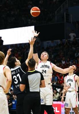 韓国戦でプレーするホーキンソン(24)=高陽((C)FIBA)