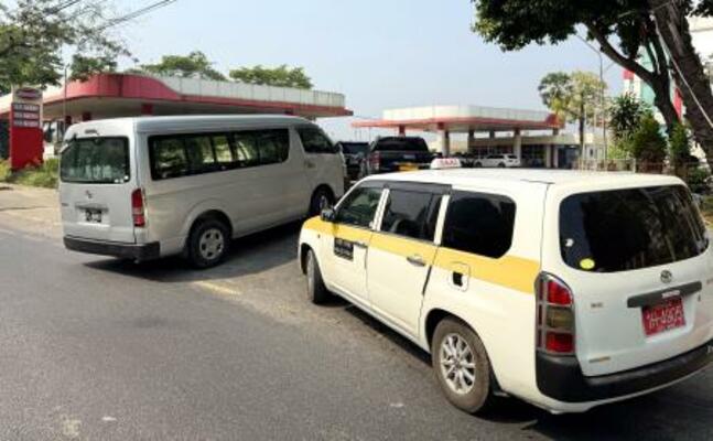 3日、ミャンマー最大都市ヤンゴンのガソリンスタンドで列をつくる車(共同)