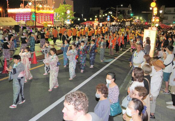 多くの来場者でにぎわったもおか木綿踊り