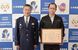 吉川署長（左）から感謝状を受け取る関さん